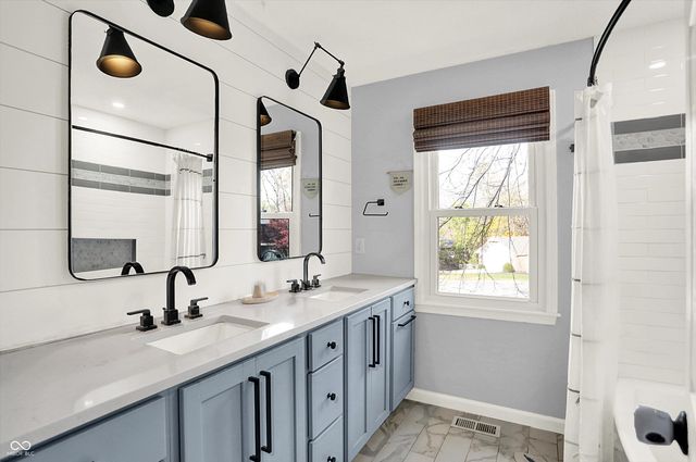 95 Williamsburg Court, Zionsville, IN 46077