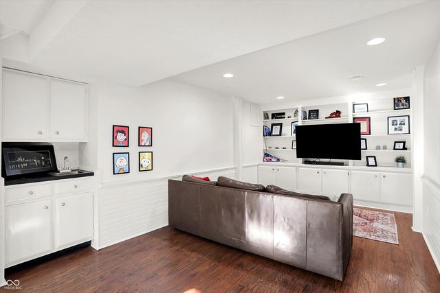 95 Williamsburg Court, Zionsville, IN 46077