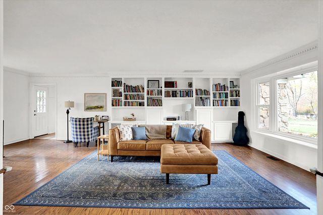 95 Williamsburg Court, Zionsville, IN 46077