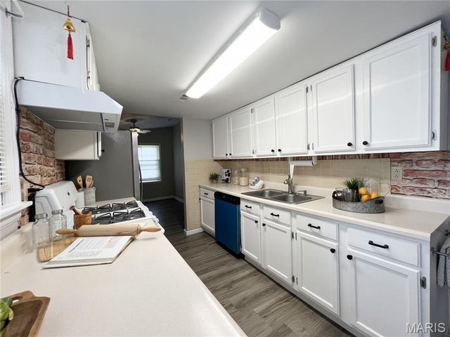 615 Crest Court, Kirkwood, MO 63122