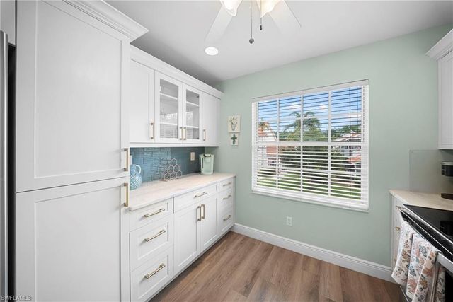 565 Windsor SQ 202, Naples, FL 34104