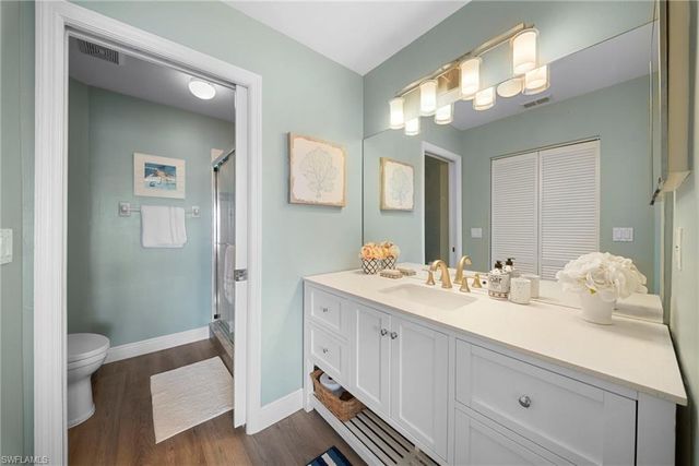 565 Windsor SQ 202, Naples, FL 34104