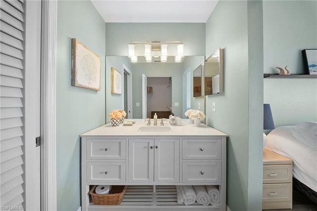 565 Windsor SQ 202, Naples, FL 34104