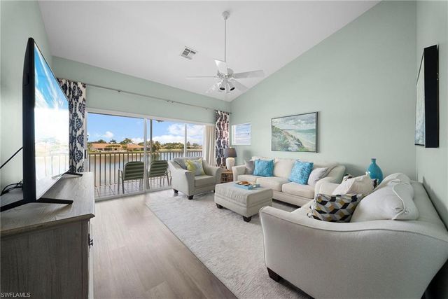 565 Windsor SQ 202, Naples, FL 34104