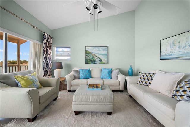 565 Windsor SQ 202, Naples, FL 34104