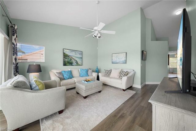 565 Windsor SQ 202, Naples, FL 34104