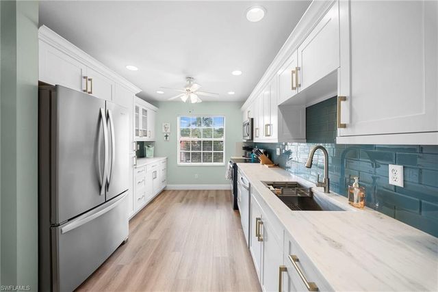 565 Windsor SQ 202, Naples, FL 34104