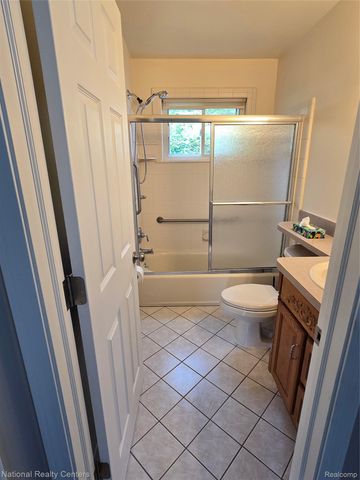 25279 Cole Street, Roseville, MI 48066