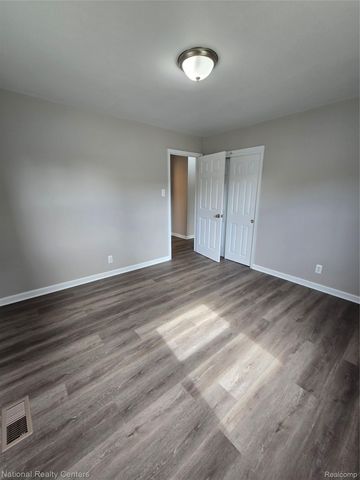 25279 Cole Street, Roseville, MI 48066