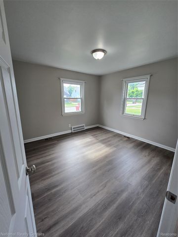 25279 Cole Street, Roseville, MI 48066