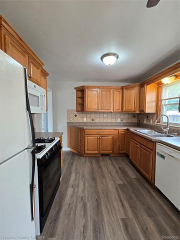 25279 Cole Street, Roseville, MI 48066