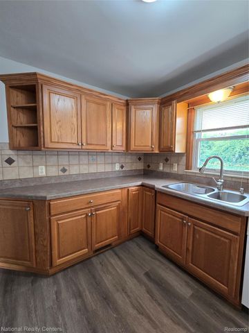 25279 Cole Street, Roseville, MI 48066