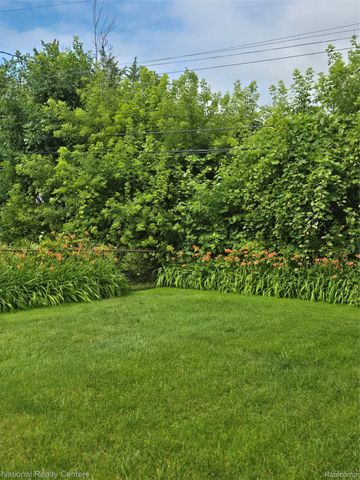 25279 Cole Street, Roseville, MI 48066