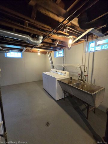 25279 Cole Street, Roseville, MI 48066