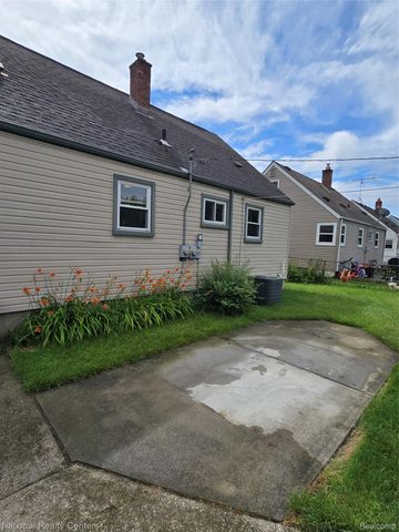 25279 Cole Street, Roseville, MI 48066