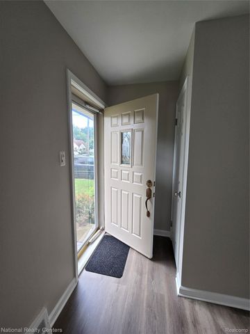 25279 Cole Street, Roseville, MI 48066