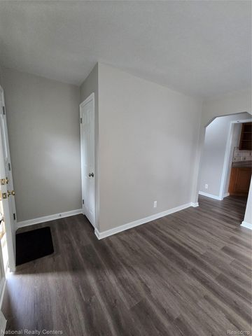 25279 Cole Street, Roseville, MI 48066