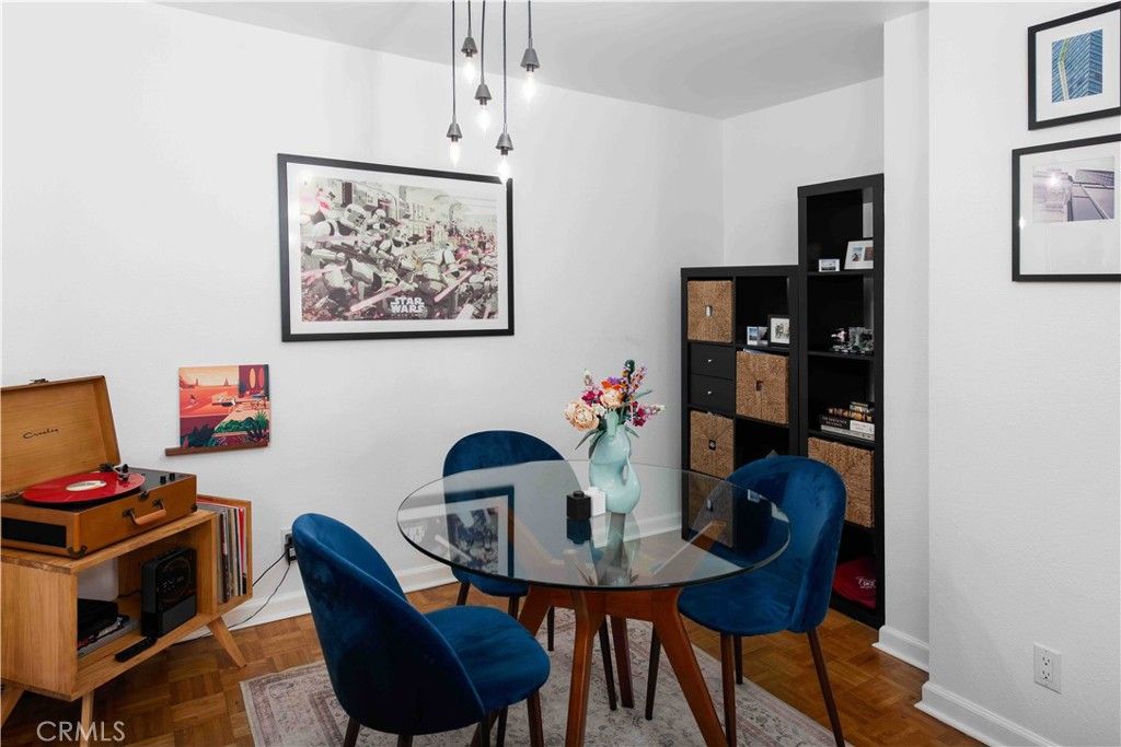 Image 5 of property listing at 7135 Firmament 25, Van Nuys, CA 91406