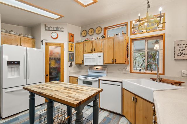 3134 W Evans Creek Road, Rogue River, OR 97537