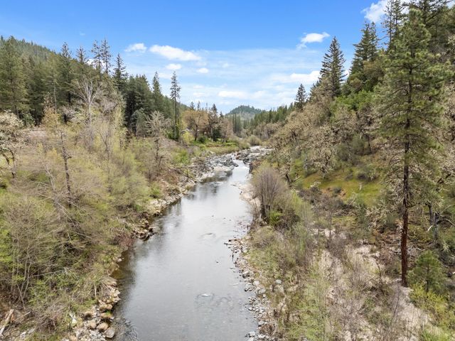 3134 W Evans Creek Road, Rogue River, OR 97537