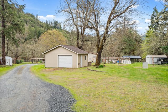 3134 W Evans Creek Road, Rogue River, OR 97537