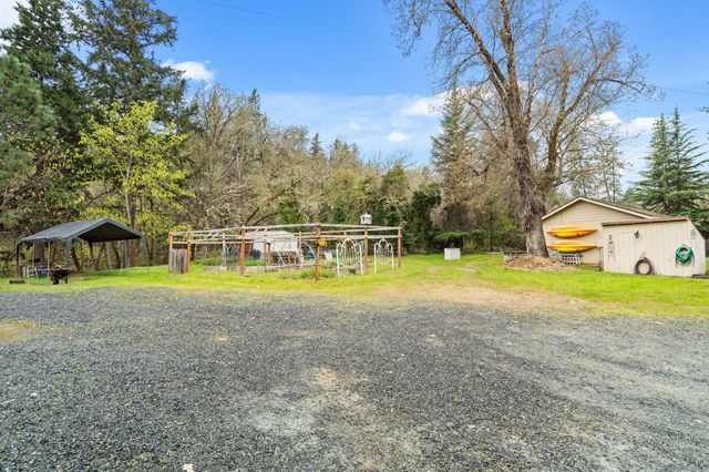 3134 W Evans Creek Road, Rogue River, OR 97537