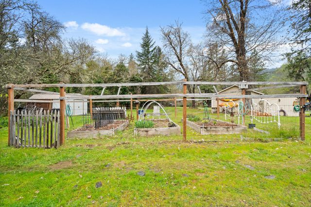 3134 W Evans Creek Road, Rogue River, OR 97537