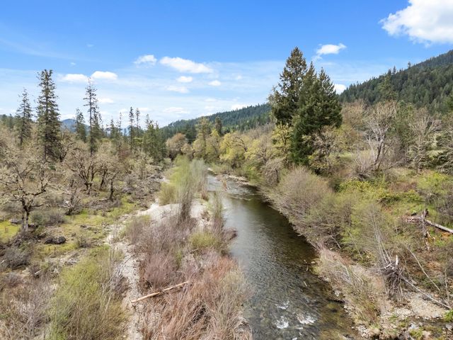 3134 W Evans Creek Road, Rogue River, OR 97537