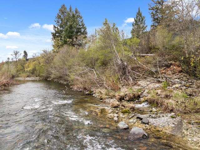 3134 W Evans Creek Road, Rogue River, OR 97537