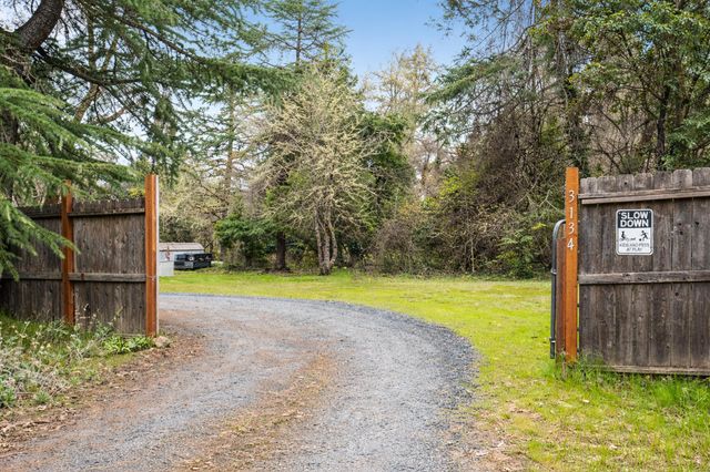 3134 W Evans Creek Road, Rogue River, OR 97537
