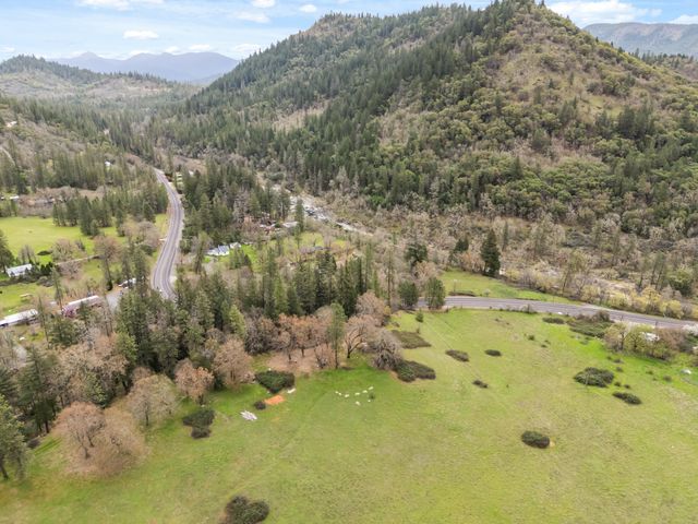 3134 W Evans Creek Road, Rogue River, OR 97537