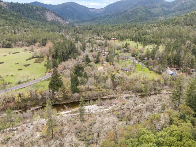 3134 W Evans Creek Road, Rogue River, OR 97537