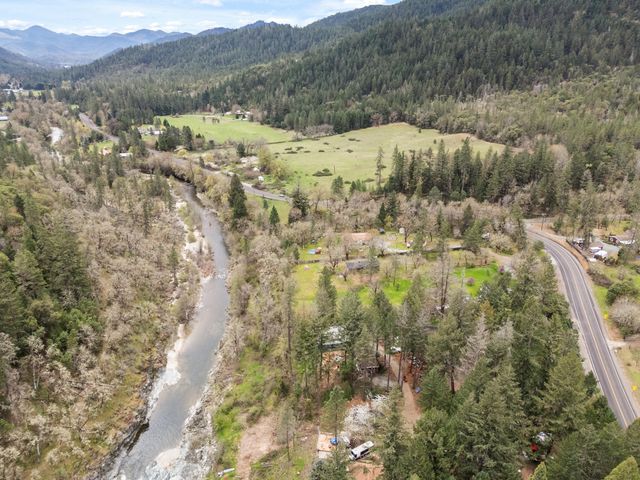 3134 W Evans Creek Road, Rogue River, OR 97537