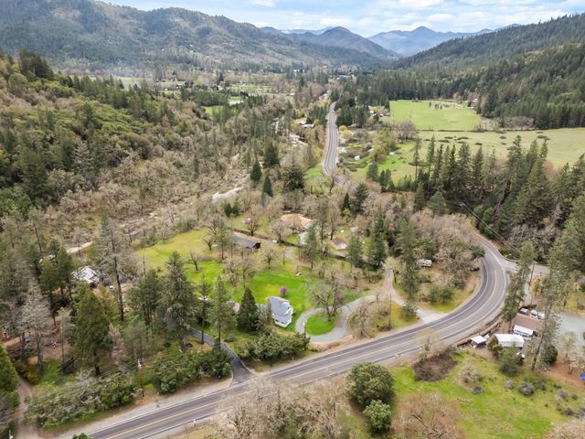 3134 W Evans Creek Road, Rogue River, OR 97537