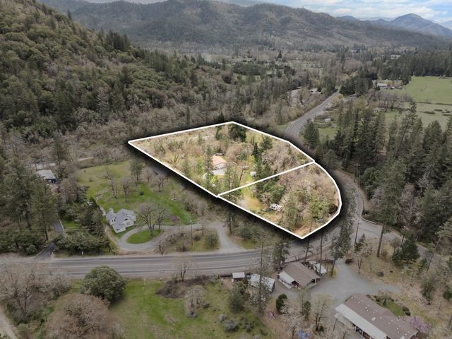 3134 W Evans Creek Road, Rogue River, OR 97537