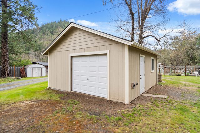 3134 W Evans Creek Road, Rogue River, OR 97537