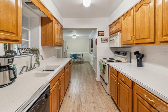14 Nottingham Way, Pensacola, FL 32506