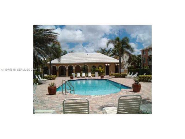 711 SW 111th Way 301, Pembroke Pines, FL 33025