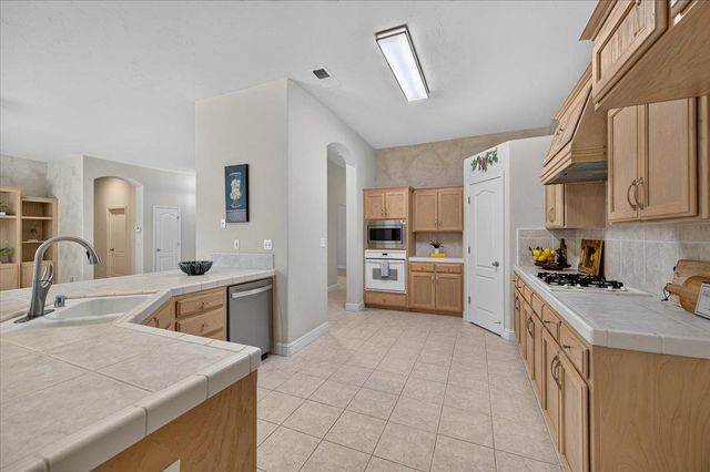 5688 E Christine Avenue, Fresno, CA 93727