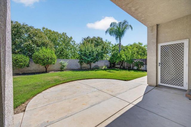 5688 E Christine Avenue, Fresno, CA 93727