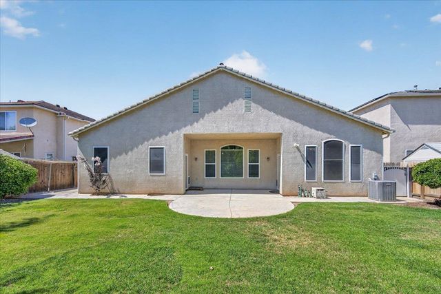 5688 E Christine Avenue, Fresno, CA 93727