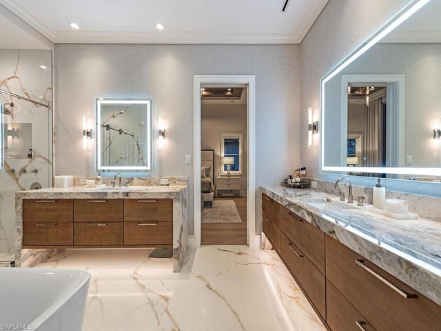 425 15th AVE S, Naples, FL 34102