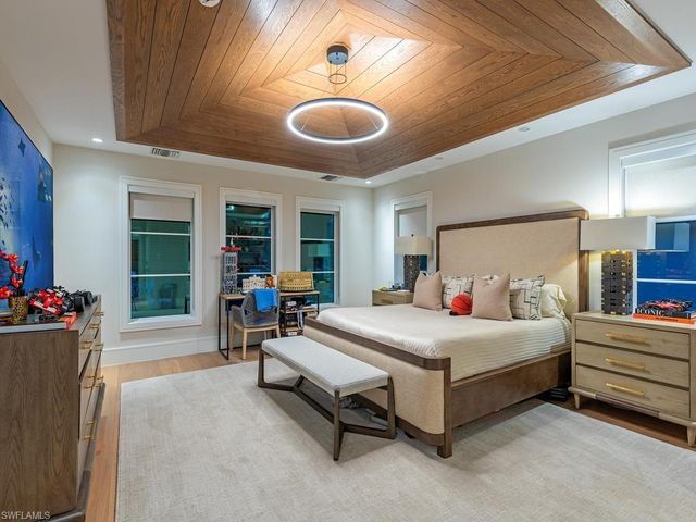 425 15th AVE S, Naples, FL 34102