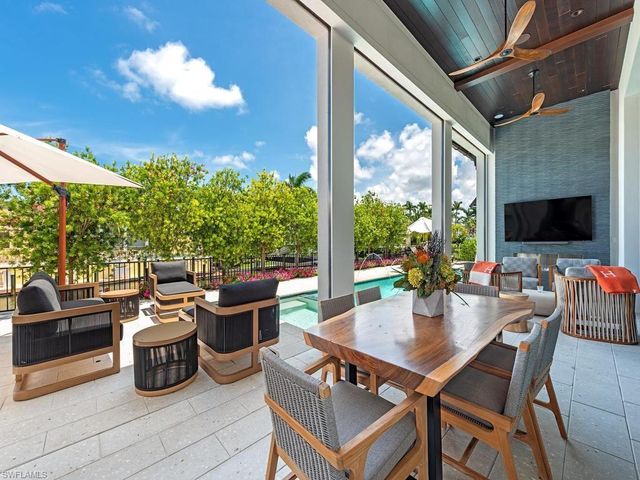 425 15th AVE S, Naples, FL 34102