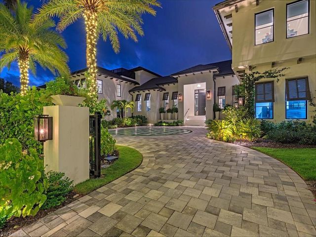 425 15th AVE S, Naples, FL 34102