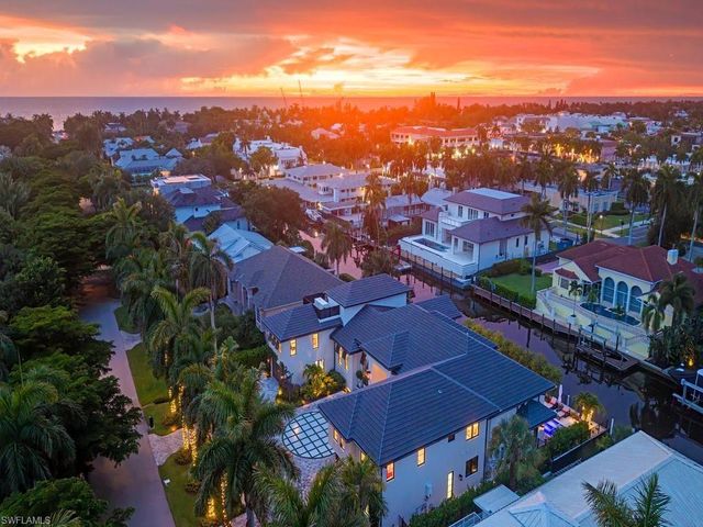 425 15th AVE S, Naples, FL 34102