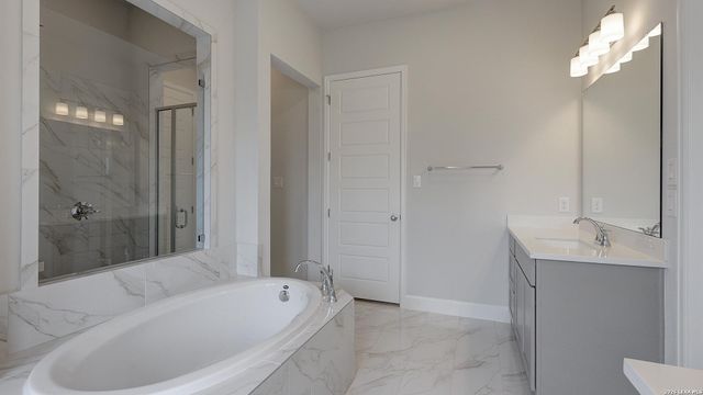 172 Mountain Oak, Castroville, TX 78009