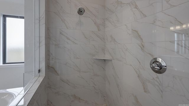 172 Mountain Oak, Castroville, TX 78009