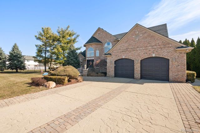 51246 Woodside Drive, Macomb Township, MI 48042