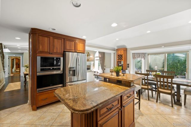 51246 Woodside Drive, Macomb Township, MI 48042